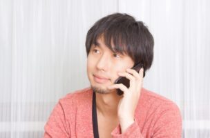 auひかり解約をしている男性