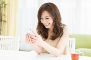 2年しばりの更新月に大手キャリアから格安SIMに乗り換えて、料金が下がって嬉しい女性